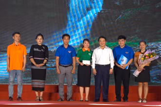 Đồng chí Hầu A Lềnh, Ủy viên Trung ương Đảng, Bộ trưởng, Chủ nhiệm Ủy ban Dân tộc trao quà động viên tinh thần các thành viên Câu lạc bộ thanh niên khởi nghiệp vùng đồng bào dân tộc thiểu số và miền núi Quảng Ngãi.