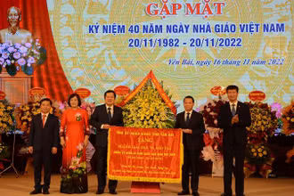 Lãnh đạo tỉnh Yên Bái tặng hoa chúc mừng kỷ niệm 40 năm Ngày Nhà giáo Việt Nam.