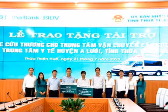 Đại diện Trung tâm Vận chuyển cấp cứu 115 và Trung tâm Y tế huyện A Lưới tiếp nhận xe cứu thương từ nhà tài trợ.