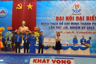 Trao tặng 10 thư viện sách cho thiếu nhi thành phố.