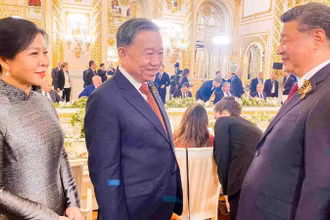 Tổng Bí thư Tô Lâm và Phu nhân gặp Tổng Bí thư, Chủ tịch Trung Quốc Tập Cận Bình tại tiệc chiêu đãi trọng thể trưởng đoàn các nước và khách mời danh dự tham dự Lễ kỷ niệm 80 năm Ngày Chiến thắng trong Chiến tranh Vệ quốc vĩ đại ngày 8/5 (giờ địa phương). (Ảnh: baoquocte.vn)