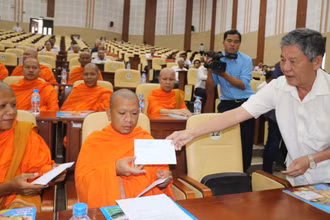 Lãnh đạo Tỉnh ủy Trà Vinh trao quà Tết cho các vị Hòa thượng, Thượng tọa, Đại đức, chư tăng dân tộc Khmer.