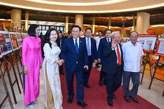 Chủ tịch Quốc hội Vương Đình Huệ và các đại biểu dự buổi lễ.