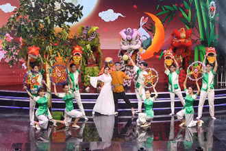 Các em thiếu niên, nhi đồng xem một tiết mục múa.