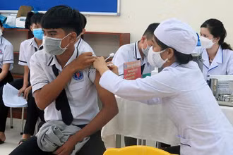 Nhân viên y tế tiêm vaccine mũi 3 cho học sinh trên địa bàn thành phố Tuy Hoà, Phú Yên.