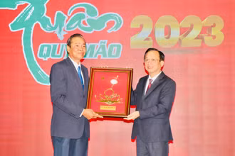 Chủ tịch UBND tỉnh Bạc Liêu tặng quà lãnh đạo tỉnh bạn của Vương quốc Campuchia.