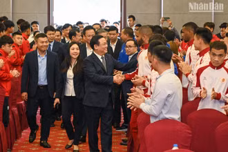 Chủ tịch Quốc hội Vương Đình Huệ với các cầu thủ tại trung tâm.