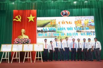 Lãnh đạo UBND tỉnh Sóc Trăng trao bằng công nhận bốn xã đạt chuẩn xã nông thôn mới nâng cao.