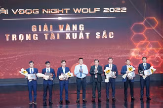 Lãnh đạo VFF và các trọng tài nhận giải.