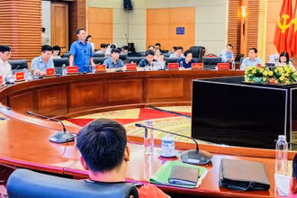 Quang cảnh Chủ tịch Ủy ban nhân dân thành phố Hải Phòng đối thoại với các hộ dân trong diện bị thu hồi đất.