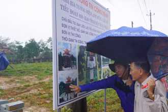 Ban liên lạc cựu chiến binh K10 kiểm tra tiến độ thi công.