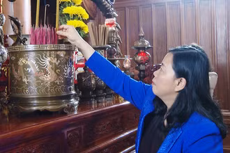 Đồng chí Trưởng ban Dân vận Trung ương dâng hương Đền thờ Bác Hồ và các Anh hùng liệt sĩ tỉnh Quảng Bình.