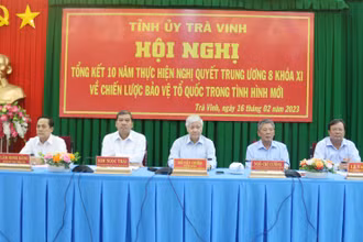 Bí thư Trung ương Đảng, Chủ tịch Ủy ban Trung ương Mặt trận Tổ quốc Việt Nam Đỗ Văn Chiến (ngồi giữa) dự hội nghị.