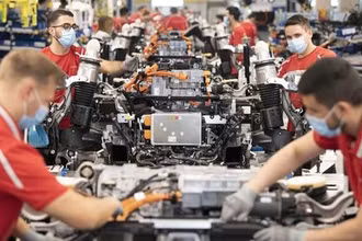 Công nhân làm việc trên dây chuyền lắp ráp xe ôtô của hãng Porsche ở Stuttgart, miền Nam Đức, ngày 12/5/2020. (Ảnh: AFP/TTXVN)