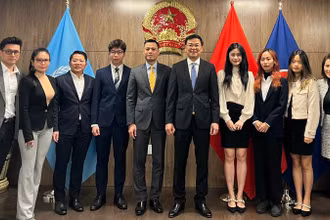 Thứ trưởng Ngoại giao Phạm Quang Hiệu và Đoàn công tác làm việc với đại diện Hội Thanh niên, Sinh viên Việt Nam tại New York.