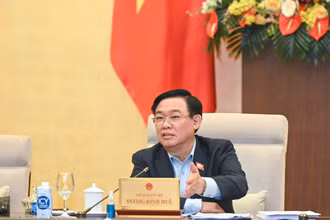 Chủ tịch Quốc hội Vương Đình Huệ phát biểu ý kiến tại phiên họp.