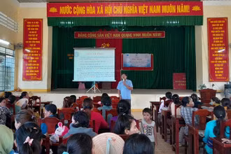 Bảo hiểm xã hội huyện Bắc Bình, tỉnh Bình Thuận, phối hợp tuyên truyền cho người dân tộc thiểu số về bảo hiểm y tế. (Ảnh: THANH HẢI)