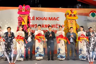 Cắt băng khai mạc Hội chợ.