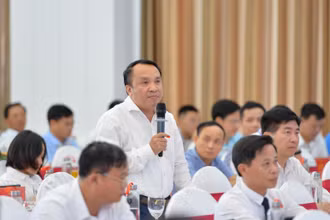 Giám đốc Sở Y tế tỉnh Nghệ An Dương Đình Chỉnh giải trình vì sao bác sĩ và nhân viên y tế Nghệ An xin nghỉ việc.