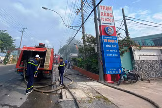 Vụ cháy nằm cạnh cây xăng.