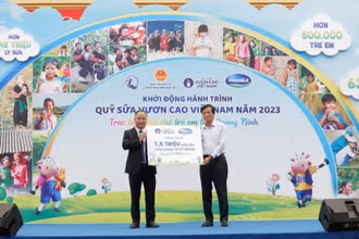 Lãnh đạo Quỹ Bảo trợ Trẻ em Việt Nam đón nhận 1,5 triệu hộp sữa mà Vinamilk ủng hộ cho Quỹ sữa Vươn cao Việt Nam năm 2023.