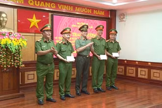 Thiếu tướng Lê Vinh Quy, Giám đốc Công an tỉnh Đắk Lắk trao thưởng đột xuất cho 3 đơn vị tham gia bắt hung thủ giết người.