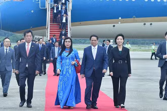 Thủ tướng Phạm Minh Chính và Phu nhân cùng Đoàn đại biểu cấp cao Việt Nam tới sân bay quân sự Seongnam (Seoul).