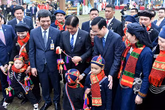 Chủ tịch nước Võ Văn Thưởng và Tổng thống Philippines Ferdinand Marcos Jr. tham quan không gian Tết Việt 2024 tại Hoàng thành Thăng Long (Hà Nội).