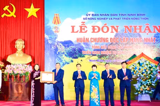 Thừa ủy quyền của Chủ tịch nước, đồng chí Nguyễn Thị Thu Hà, Ủy viên Trung ương Đảng, Bí thư Tỉnh ủy, Trưởng Đoàn đại biểu Quốc hội tỉnh Ninh Bình trao tặng Huân chương Độc lập hạng Nhất cho Sở Nông nghiệp và Phát triển Nông thôn Ninh Bình.