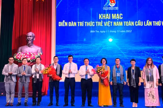 Lãnh đạo Đảng, Nhà nước tặng hoa chúc mừng Ban điều hành Mạng lưới Trí thức trẻ Việt Nam toàn cầu giai đoạn 2022-2024.
