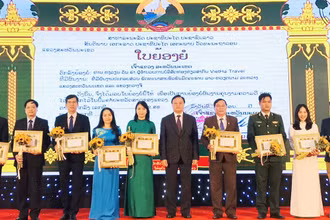 Khen thưởng các tập thể, cá nhân đã có thành tích góp phần vun đắp mối quan hệ hữu nghị giữa 3 tỉnh: Quảng Trị, Savannakhet, Salavan.