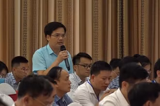 Phó Giám đốc Sở Lao động, Thương binh và Xã hội tỉnh Nghệ An Bùi Văn Hưng trả lời tại kỳ họp thứ 7 Hội đồng Nhân dân tỉnh Nghệ An khóa XVIII.