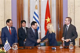 Chủ tịch Quốc hội Vương Đình Huệ và Chủ tịch Thượng viện Uruguay Beatriz Argimon tại Lễ ký thỏa thuận giữa Quốc hội nước Cộng hòa xã hội chủ nghĩa Việt Nam và Nghị viện Đông Uruguay sáng 27/4 (theo giờ địa phương). (Ảnh: Doãn Tấn/TTXVN) 
