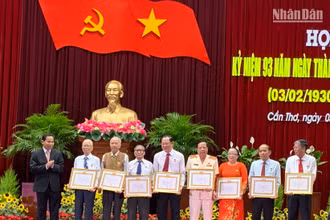 Lãnh đạo Thành ủy Cần Thơ trao huy hiệu đảng tặng các đồng chí cao tuổi đảng. (Ảnh: THANH TÂM)