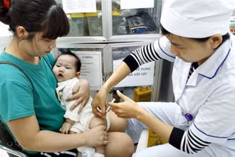 Hà Nội tiêm bổ sung vaccine sởi-rubella cho trẻ dưới 5 tuổi. (Ảnh: Dương Ngọc/TTXVN)