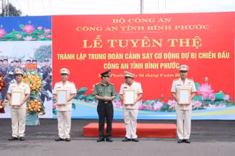 Đại tá Nguyễn Xuân Thắng, Giám đốc Công an tỉnh Bình Phước trao quyết định thành lập Trung đoàn Cảnh sát cơ động dự bị chiến đấu.