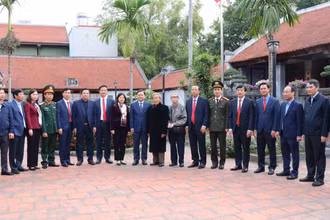 Các đại biểu tham quan tại Nhà lưu niệm đồng chí Ngô Gia Tự.