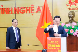 Các đại biểu ủng hộ chương trình "Tết Vì người nghèo - Quý Mão 2023".