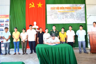 Đại diện các thôn đăng ký tham gia phong trào toàn dân tham gia bảo vệ chủ quyền lãnh thổ, an ninh biên giới quốc gia trong tình hình mới năm 2023.