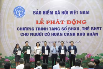 Tổng Giám đốc Nguyễn Thế Mạnh tiếp nhận sổ bảo hiểm xã hội và thẻ bảo hiểm y tế do các doanh nghiệp hỗ trợ cho người có hoàn cảnh khó khăn.