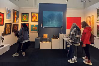 Phòng tranh Hanoi Art House (Anh) trưng bày tranh sơn mài, sơn dầu của các họa sĩ Thành Chương, Phương Bình, Bùi Trọng Dư, Hoàng Đức Dũng, Lê Thanh Sơn, Dương Sen. (Ảnh: TTXVN)
