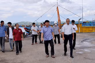 Ủy viên Trung ương Đảng, Bí thư Tỉnh ủy Phú Yên Phạm Đại Dương và đoàn công tác đi kiểm tra tình hình ứng phó bão Noru đối với tàu thuyền và bè nuôi thủy sản ở vịnh Xuân Đài (thị xã Sông Cầu). (Ảnh: ANH NGỌC)