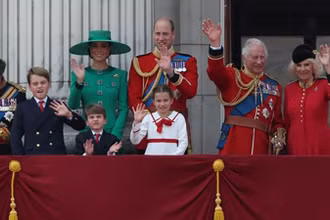 Vua Charles III cùng các thành viên Hoàng gia Anh vẫy chào người dân.(Nguồn: TTXVN/Sky News)