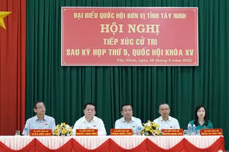 Đồng chí Nguyễn Trọng Nghĩa, Bí thư Trung ương Đảng, Trưởng Ban Tuyên giáo Trung ương tiếp xúc cử tri. 