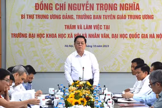 Đồng chí Nguyễn Trọng Nghĩa phát biểu tại buổi làm việc.