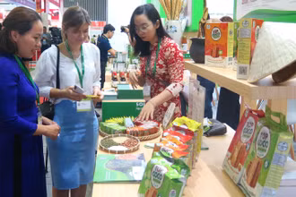 Khách tham quan, tìm hiểu sản phẩm tại một gian hàng thực phẩm tại Triển lãm.
