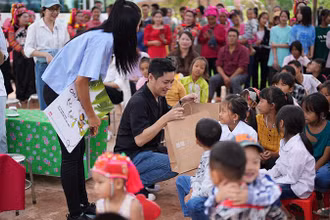 Đại diện Uniqlo cùng H'Hen chung tay mang đến thêm niềm vui tựu trường cho các em nhỏ qua các món quà thiết yếu