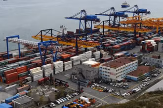 Cảng hàng hóa Vladivostok ở vùng Viễn Đông nước Nga. (Ảnh: AFP/TTXVN)