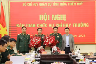 Bí thư Tỉnh ủy Lê Trường Lưu và Trung tướng Hà Thọ Bình, Tư lệnh Quân khu 4, tặng hoa chúc mừng Đại tá Ngô Nam Cường và Thượng tá Phan Thắng.