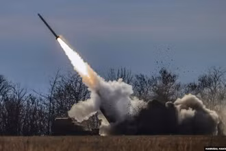 Hệ thống rocket pháo binh cơ động cao (HIMARS). (Nguồn: EPA-EFE/TTXVN)